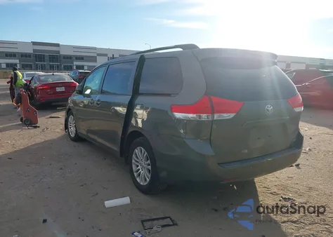 2012 Toyota Sienna Xle V6 8 Passenger z USA, uszkodzony, nr VIN 5TDYK3DC3CS200780